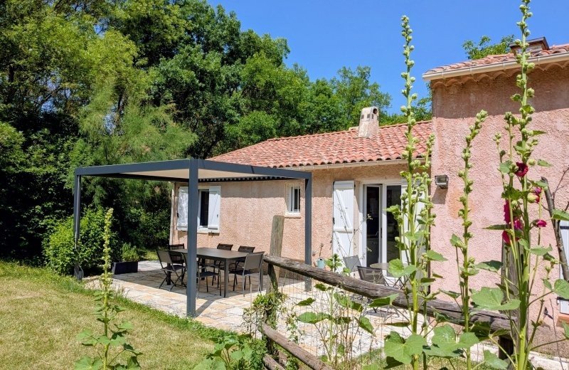 76917 F83.421 6 maison cote sud , avec pergola