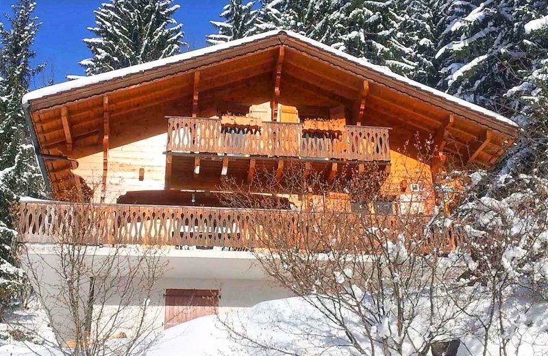 77165 f74025chaletwinter1