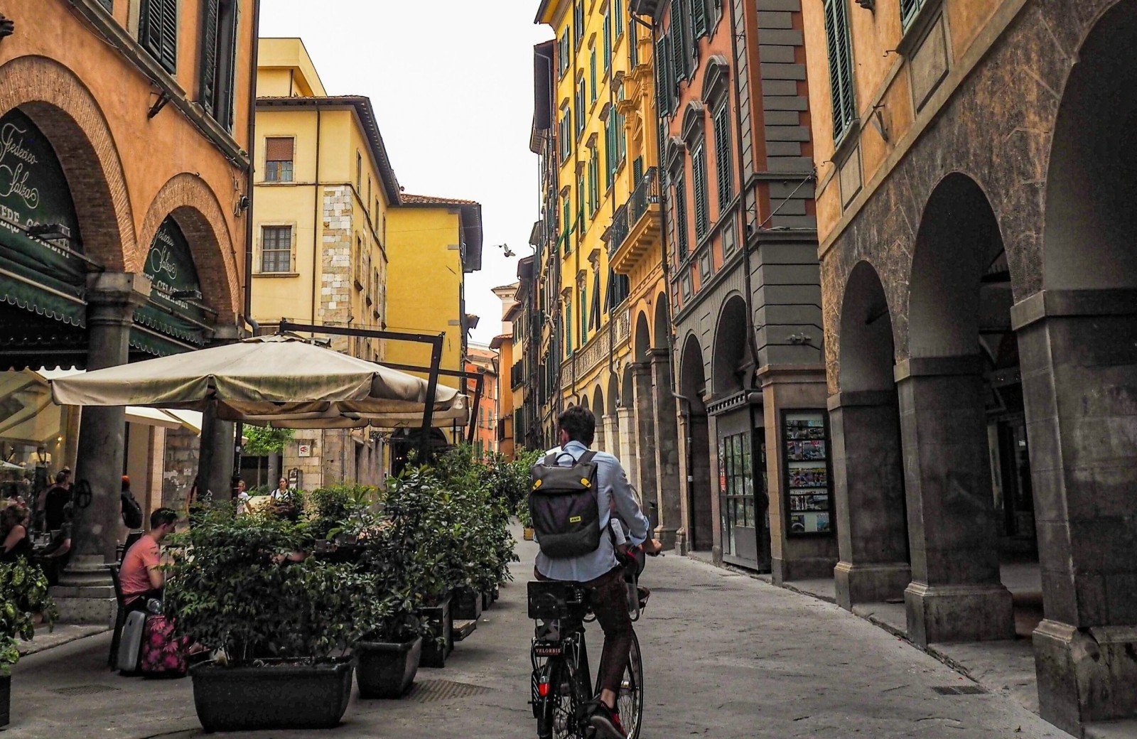 Fietsen door stad Pisa